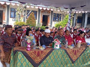 Wujud Dukungan Pendidikan, Babinsa Kawan Hadiri Pelepasan Siswa SD Negeri 2 Kawan