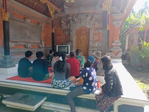 Pererat Kebersamaan, Personel Koramil 1626-03/Tembuku Bersama Warga Gelar Nonton Bareng Piala Dunia di Banjar Tingkad Batu