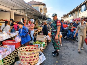 Babinsa Kawan Bersinergi Amankan Pasar Tumpah Jelang Hari Raya Galungan dan Kuningan