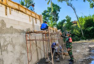 Babinsa Desa Bunutin Intensif Awasi Pembangunan Gerai KDKMP Desa Bunutin