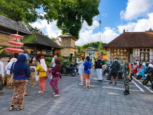 Amankan Perayaan Galungan, Babinsa dan Polri Pantau Aktivitas Wisatawan di Penglipuran