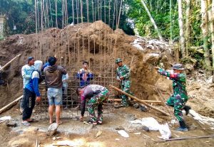Pastikan Konstruksi Kokoh, Babinsa Kayubihi Intensif Awasi Pembangunan Jembatan Garuda