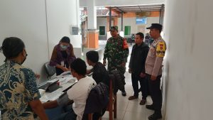 Dukung Seleksi Perangkat Kewilayahan, Babinsa Dampingi Pemeriksaan NAPZA Calon KBD Landih