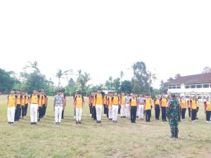 BABINSA DESA KAYUBIHI LATIH KEDISIPLINAN 300 SISWA KELAS X SMK NEGERI 2 BANGLI MELALUI LATIHAN PBB