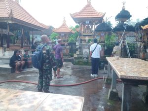 Babinsa Desa Sulahan Sigap Datangi Lokasi Kebakaran Sanggah Milik Warga di Banjar Tanggahan Peken