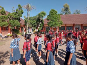 Babinsa Yangapi Tanamkan Disiplin dan Kekompakan Melalui Latihan PBB di SDN 5 Yangapi