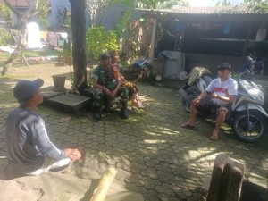 Babinsa Desa Abuan Laksanakan Komsos Bersama Warga dan Pantau Situasi Kamtibmas Wilayah