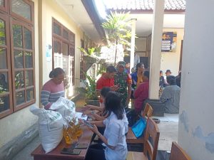 Babinsa Bangbang Dampingi Penyaluran Bantuan Pangan CBP kepada 490 Warga Penerima Manfaat